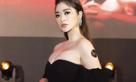 Diễn viên Thanh Trúc mặc trễ nải tôn ngực đầy 'bốc lửa' trên thảm đỏ